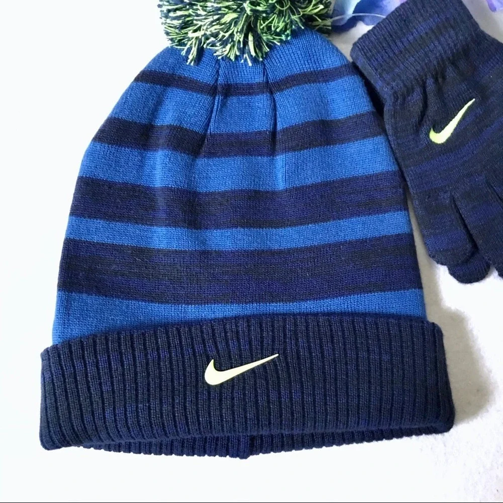 Nike NWOT Beanie with Gloves Set Youth OS (8/20)
